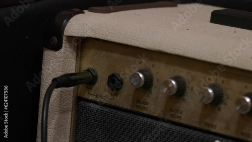 unplugging jack cable from guitar amplifier
