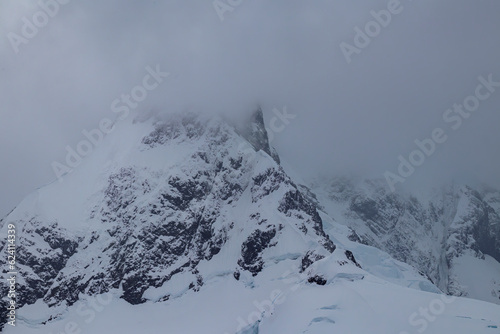 Sailing the Lemaire Chanel Antartic Peninsula