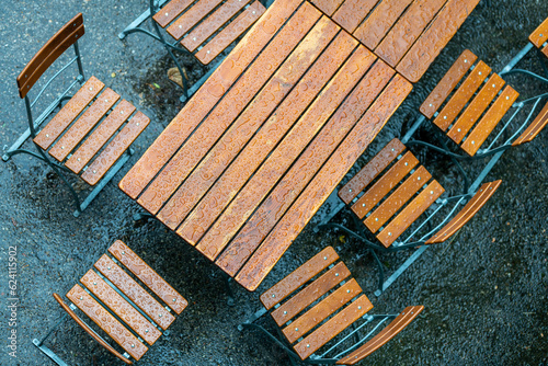 Fototapeta Naklejka Na Ścianę i Meble -  Biergarten bei Regenwetter