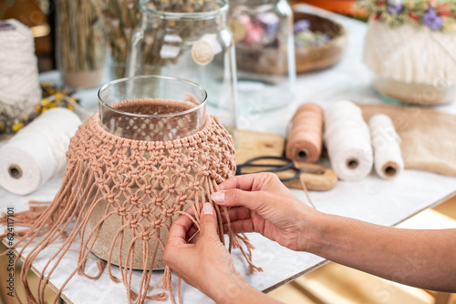 Wallpaper Mural Frau knotet Makramee Muster an eine Glasvase, Windlicht Dekoration mit macrame, Knoten knüpfen Torontodigital.ca