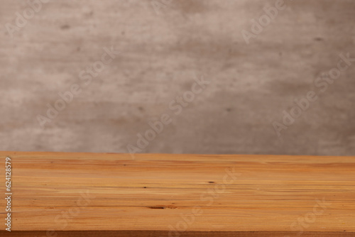 Tabla de madera rústica clara con fondo gris
 photo