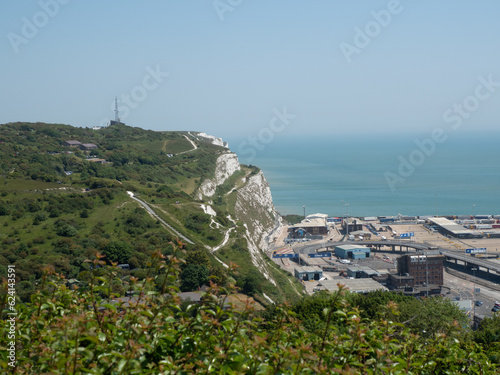 Vistas de los acantilados blancos desde el recinto del Castillo de Dover, condado de Kent, Reino Unido photo