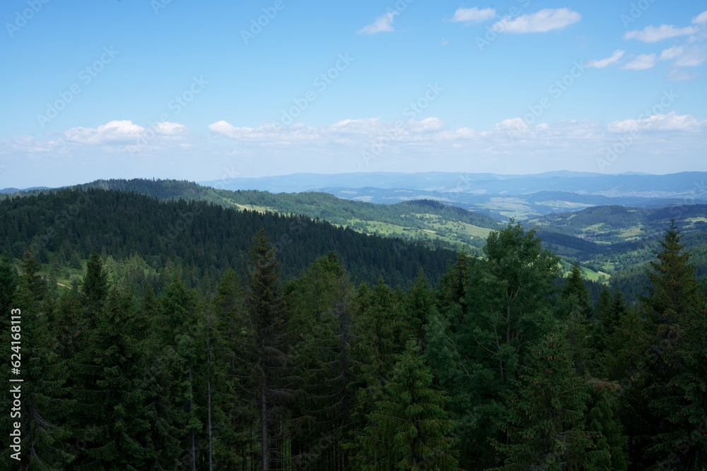 Krajobraz górki, góry w chmurach, góry i doliny widok na wysokie Tatry oraz doliny w pobliży wysokich gór. 