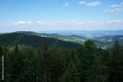 Krajobraz górki, góry w chmurach, góry i doliny widok na wysokie Tatry oraz doliny w pobliży wysokich gór. 