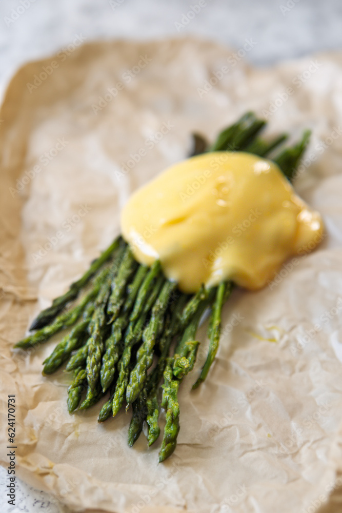 boiled asparagus with hollandaise sauce boiled asparagus with hollandaise sauce