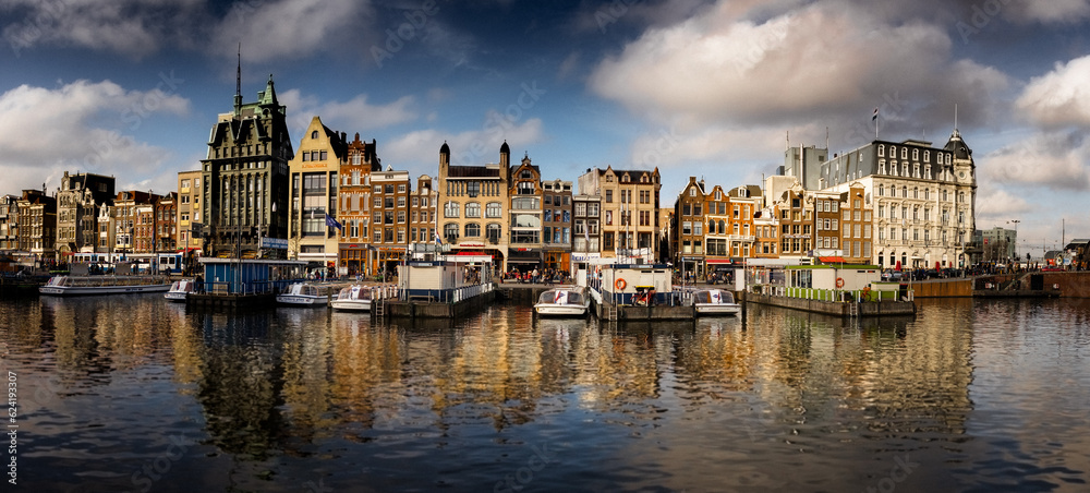 Fototapeta premium Amsterdam Canal Reflections over Damrak