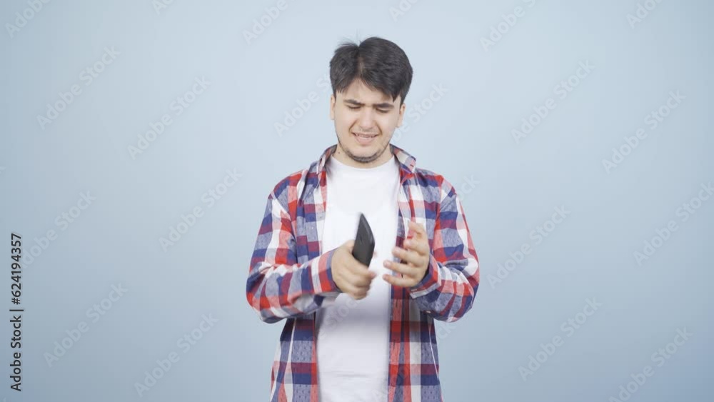 The phone of the man talking on the phone runs out of charge. The phone of the man talking on the phone runs out of charge.