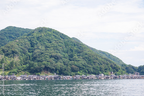 日本の京都府伊根町の伊根の舟屋の風景。遠い子供時代を思い起こす懐かしい街並みが広がっています。 © suzume