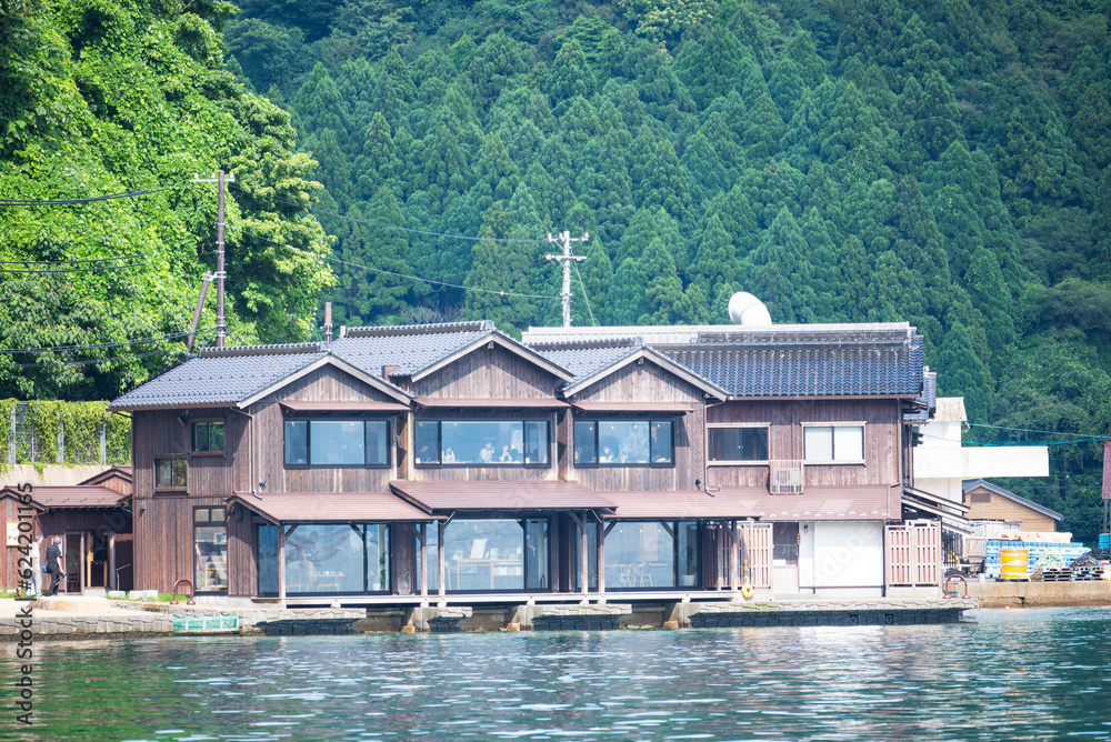 日本の京都府伊根町の伊根の舟屋の風景。遠い子供時代を思い起こす懐かしい街並みが広がっています。