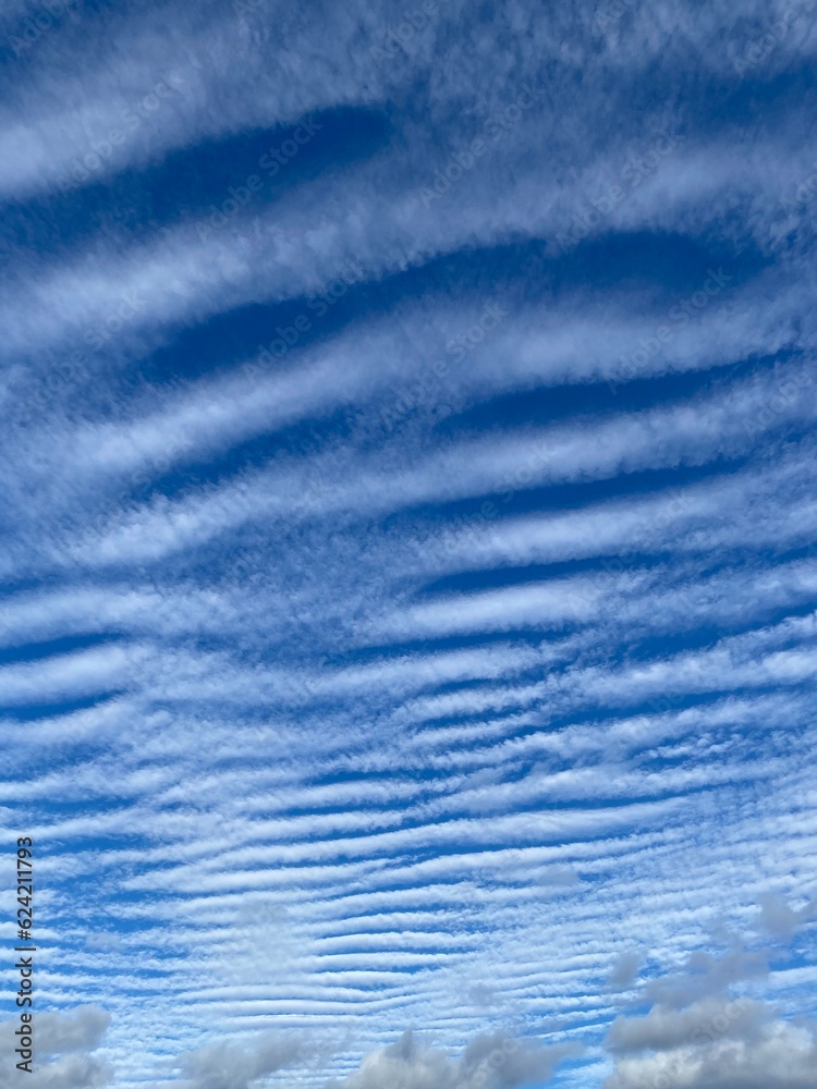 Obraz premium Blue background with white clouds