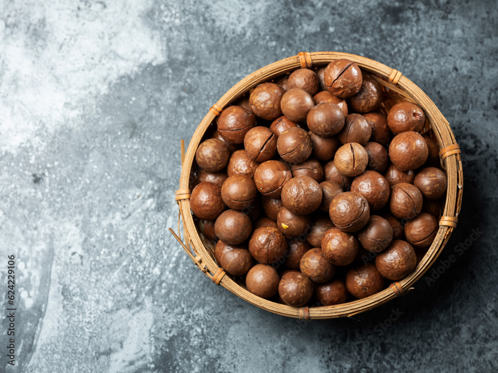 Obraz premium Roasted macadamia nuts on a dark background