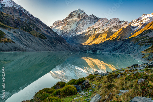 Fototapeta Naklejka Na Ścianę i Meble -  The glacial alpine lake in the Hooker valley sitting at the base of the tallest peaks of the Southern alps in the Hooker valley track