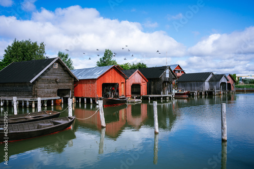 Foto The colorful boathouses of Sjökvarteret in Mariehamn, Åland Islands, Finland