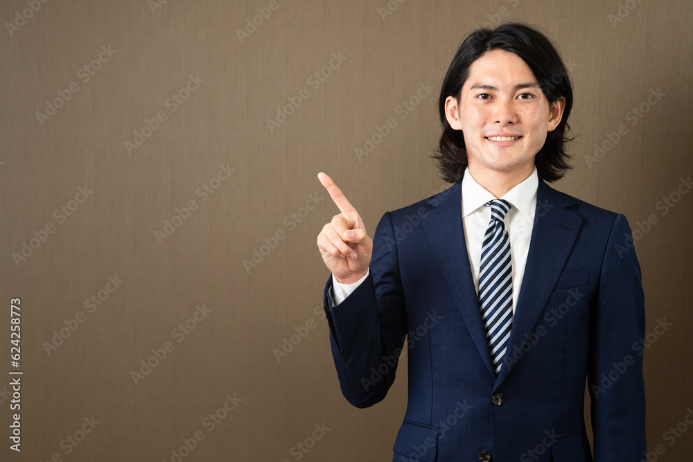 案内をする若いビジネスマン 案内をする若いビジネスマン