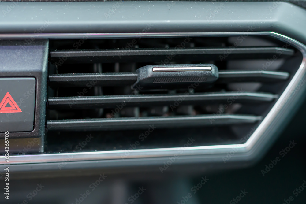 Zbliżenie na kratkę nawiewu klimatyzacji w samochodzie osobowym wnętrze kabina  - obrazy, fototapety, plakaty 