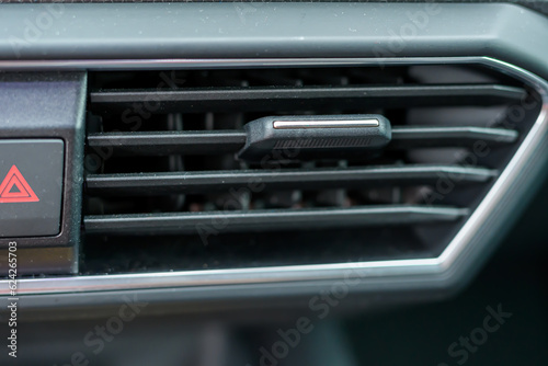 Zbliżenie na kratkę nawiewu klimatyzacji w samochodzie osobowym wnętrze kabina  photo