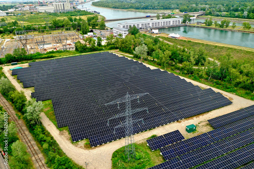 Centrale solaire photovoltaïque d'Ottmarsheim en Alsace
28000 panneaux solaires pour une production d'une puissance de 15,5 MW