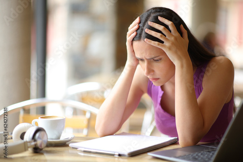 Photos Worried student trying to memorize a lesson in a bar