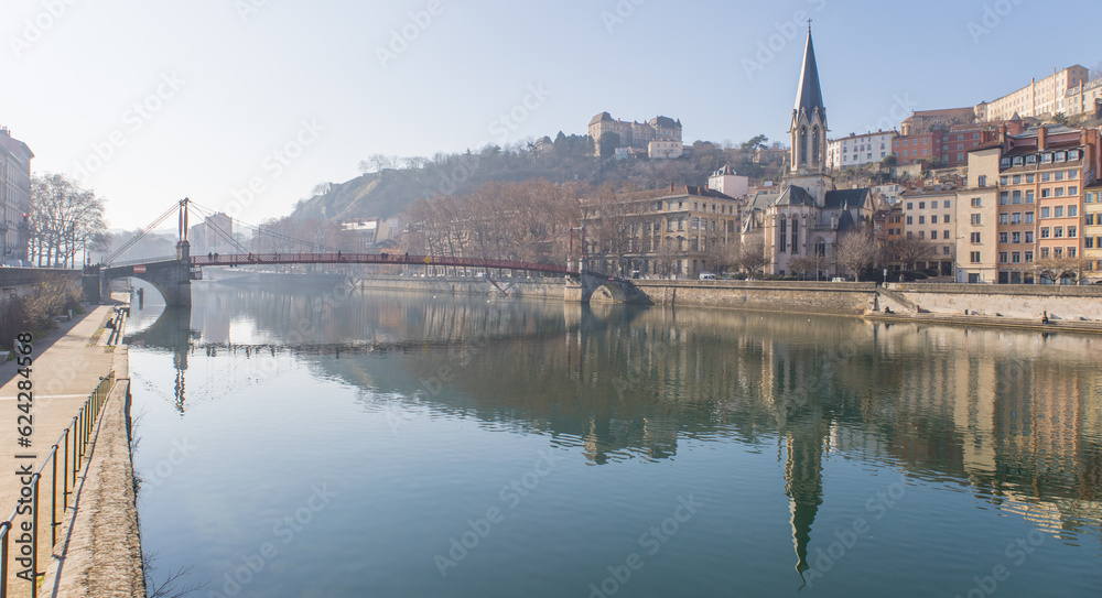 bord de Saône à Lyon avec vue sur l'église Saint Georges, la colline de Fourvière et le quartier du vieux Lyon