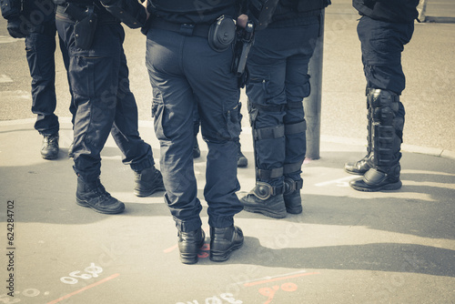 Jambes et pieds de policiers