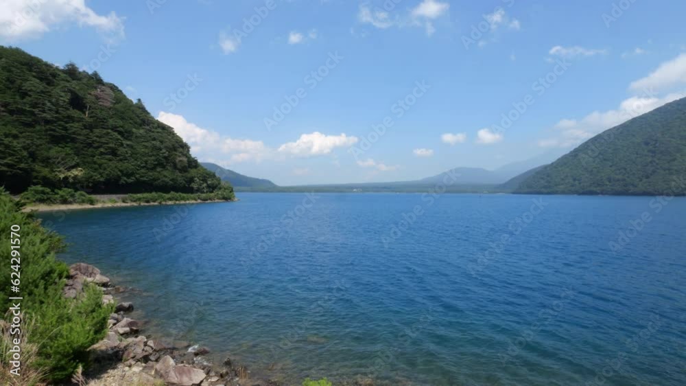 透き通った水が美しい湖の風景。本栖湖で撮影。 透き通った水が美しい湖の風景。本栖湖で撮影。