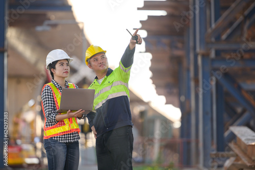 Valokuva Asian road construction engineer talking to civil engineer to supervise the cons