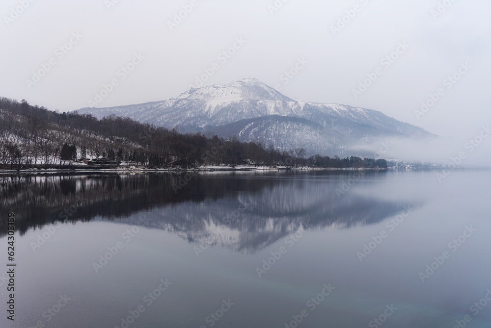 北海道・壮瞥町 朝霧懸かる洞爺湖と冬の有珠山の風景