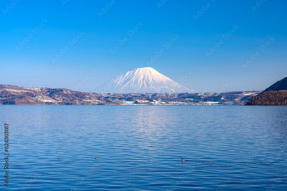 北海道・洞爺湖町 冬の洞爺湖と羊蹄山の風景