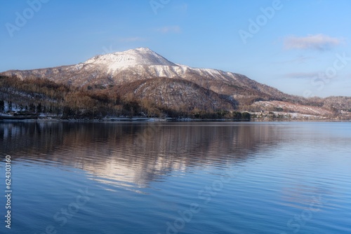 北海道・壮瞥町 冬の洞爺湖と有珠山の風景