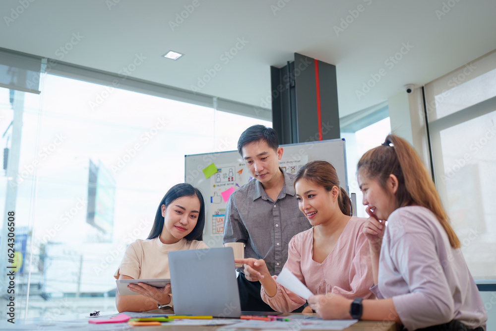 Obraz premium Young developer and ui designer brainstorming interface wireframe design.Creative digital development agency