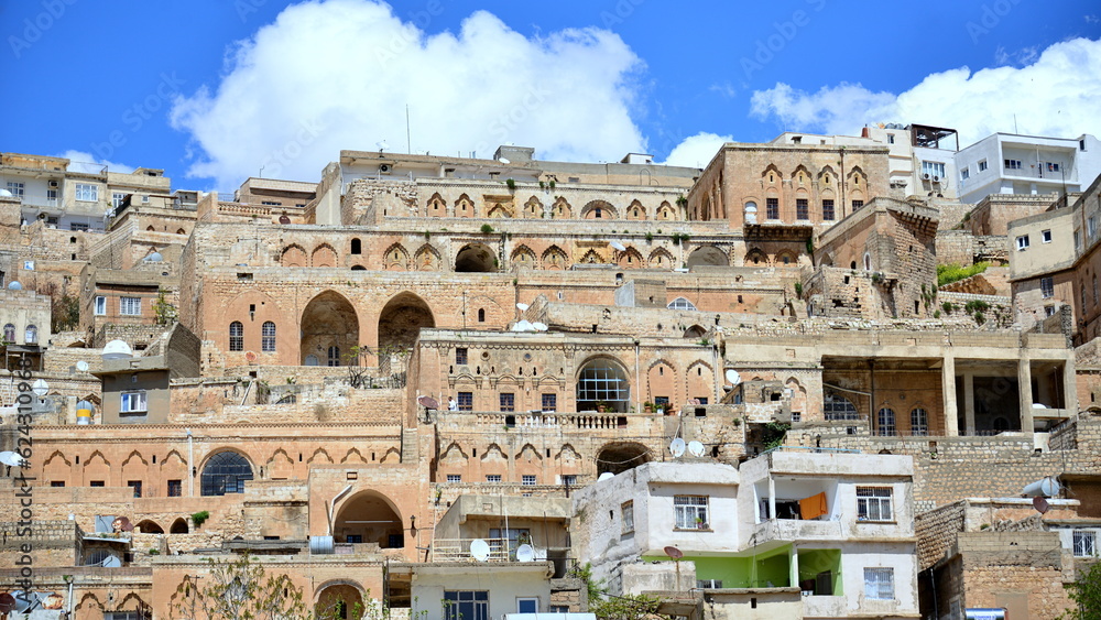 Mardin is a city in southeastern Turkey. Known for its Arab architecture and for its strategic position. From its altitude and rocky buttresses it allows you to dominate northern Mesopotamia
