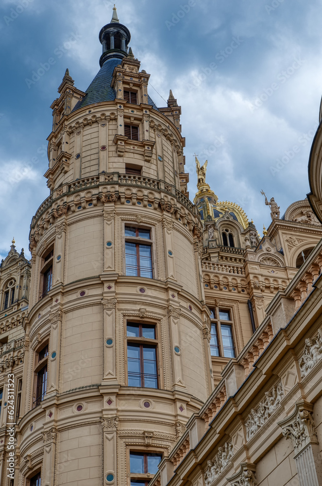 Fototapeta premium Turm am historischen Schloss in Schwerin