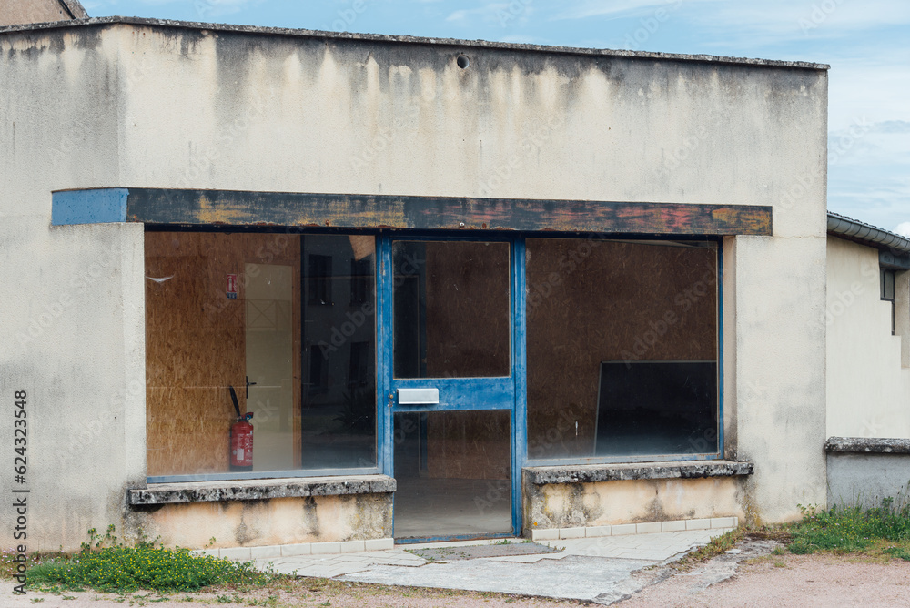 Un magasin abandonné. Faillite commerciale. Devanture abandonnée. Banqueroute. Exode rural. Perrecy-les-Forges Un magasin abandonné. Faillite commerciale. Devanture abandonnée. Banqueroute. Exode rural. Perrecy-les-Forges