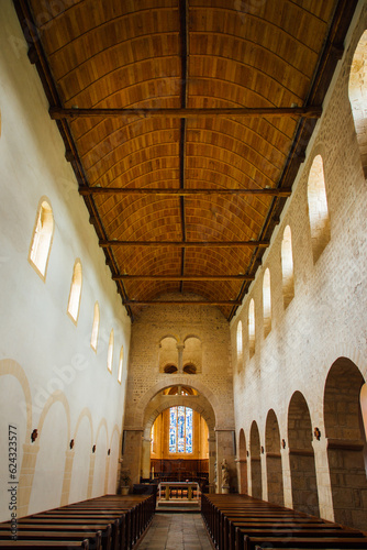 Chœur de l'église de Perrecy-les-Forges. Intérieur d'une église. Voute en bois dans une église. Voute en coque de navire. Plafond en bois. Spiritualité. 