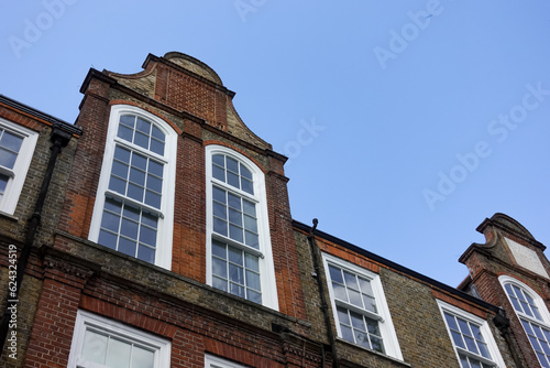 Obraz na plátně Edwardian style English House with large windows and red bricks in Chelsea, Lond