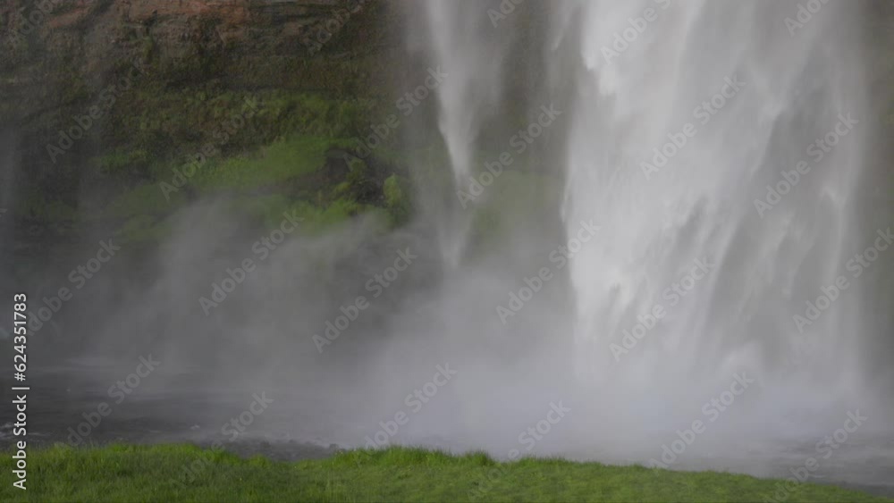 Cascada caudalosa en islandia Cascada caudalosa en islandia
