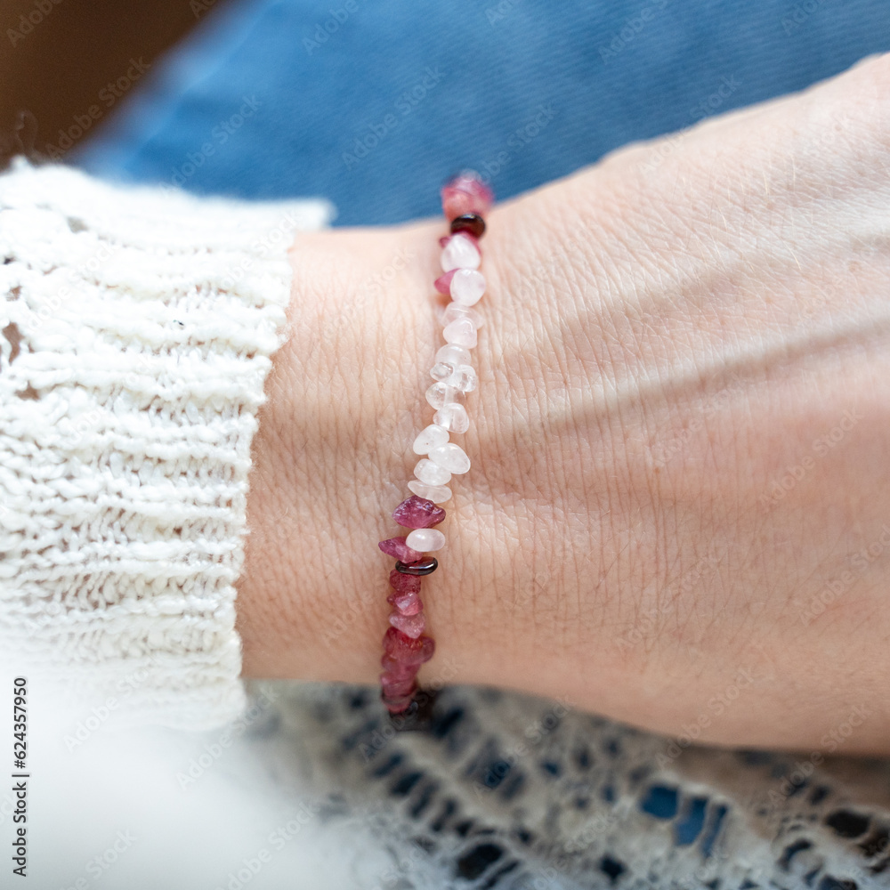 Chips, gemstone tiny beaded bracelet. Energy crystals, healing stone jewelry. Handmade accessories.
Garnet, mountain crystals, pink quartz.