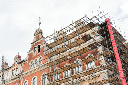 Quadro em tela Restoration of the facade of the house of an old building in the city