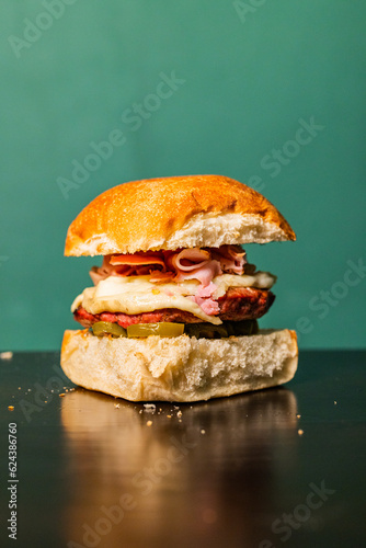 Panino da pub con hamburger di carne, jalapenos, provola filante e pancia magra photo