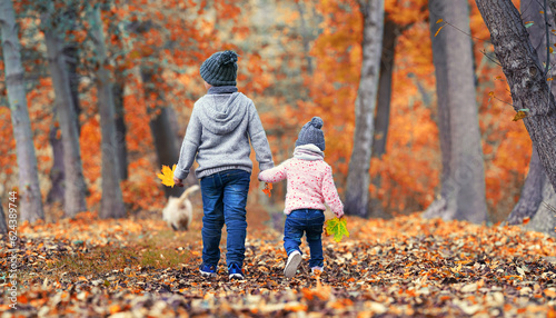 Kinder laufen durch den Herbstpark