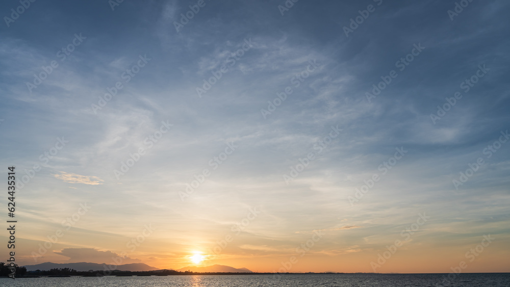 Obraz premium sunset over the sea