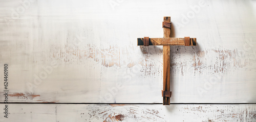 illustrazione con crocifisso abbozzato in legno naturale su superficie in legno grezzo bianca, vista dall'alto, Generative Ai photo