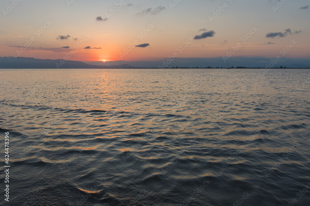 Un momento de tranquilidad: Hermoso atardecer sobre el mar Mediterráneo en el Delta del Ebro