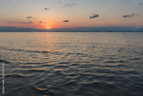 Un momento de tranquilidad  Hermoso atardecer sobre el mar Mediterr  neo en el Delta del Ebro