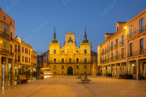 Obraz na płótnie A Step Back in Time: Exploring Astorga's Historic City Hall on Plaza Mayor, Spain w salonie