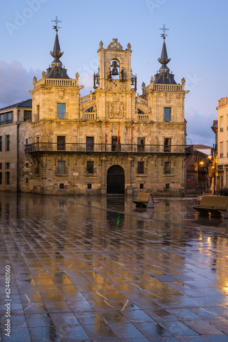 Obraz na płótnie A Step Back in Time: Exploring Astorga's Historic City Hall on Plaza Mayor, Spain w salonie