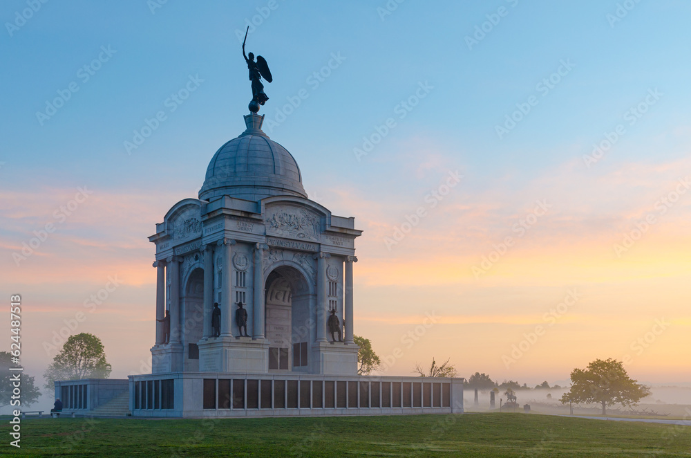 Fototapeta premium Pennsylvania Memorial im National Military Park in Gettysburg bei Sonnenaufgang