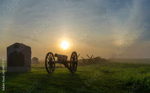 Leinwand Poster Kanone im National Military Park in Gettysburg bei Sonnenaufgang