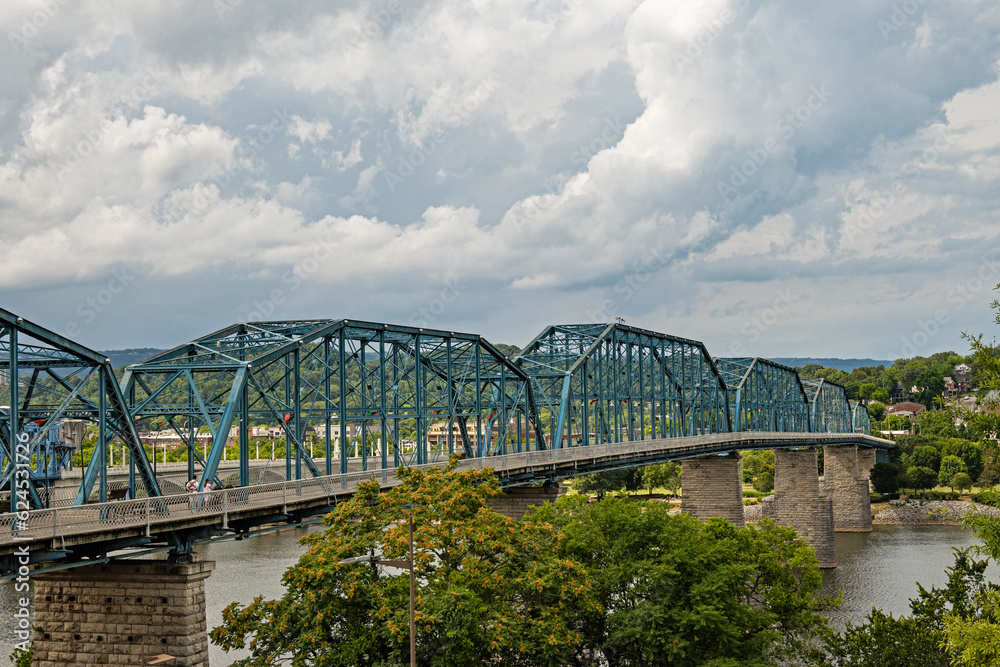 Obraz premium view to Walnut Street Bridge and Tennessee river in Chattanooga
