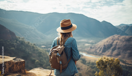 mujer con camisa vaquera y sombrero claro de paja, con una mochila a la espalda, observando un paisaje de montaña. Ilustración de IA generativa photo